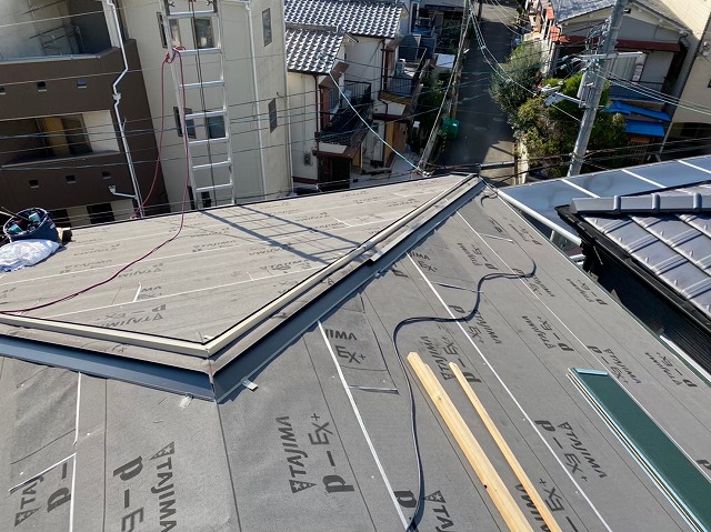 棟板金と貫板の土台